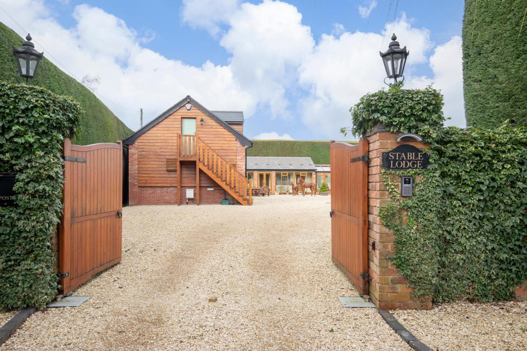 Stable Lodge - Boutique Bed & Breakfast Shurdington 外观 照片